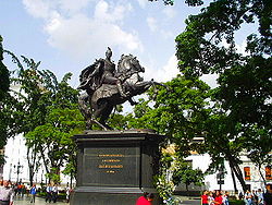 Estatua del Libertador en la Plaza Bolívar de Caracas