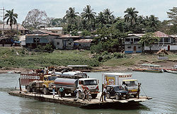 Ferry que cruza el Río de la Pasión en Sayaxché