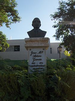 José Mª Artero estatua Almería.JPG