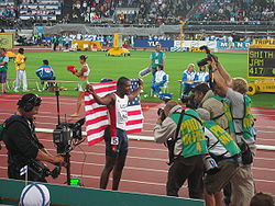 Justin Gatlin tras ganar los 100 m planos en el Mundial IAAF de 2005.