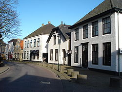 Kapelle (Zeeland, NL) huizen op kerkplein.JPG
