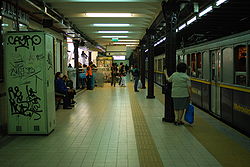 Línea A, andén de la estación Alberti (Buenos Aires, diciembre 2008).jpg