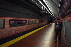 Línea E, andén de la estación San José (Buenos Aires, septiembre 2008).jpg