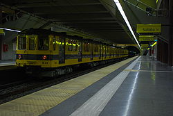 Línea H, tren en la estación Inclán (Buenos Aires, noviembre 2008).jpg