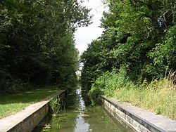 El Cent-Fonts canalizado sobre el puente de los Arvaux.