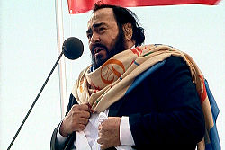 Luciano Pavarotti in Saint Petersburg.jpg