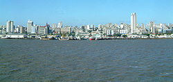 Imagen del puerto y centro de Maputo.
