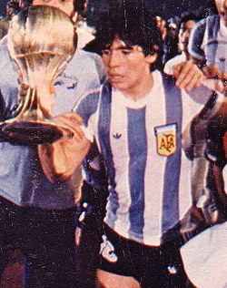 Diego Maradona junto al trofeo de la Copa Mundial de Fútbol Juvenil