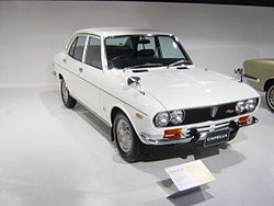 Un automóvil Mazda 626 Mk.1 modelo 1970.