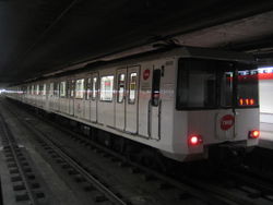Metro Barcelona train type 4000.jpg