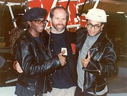 Fab Morvan (izquierda) y Rob Pilatus (derecha) con el Presidente del Jurado Grammy, Michael Greene, en febrero de 1990