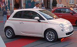 Fiat 500 con accesorios decorativos
