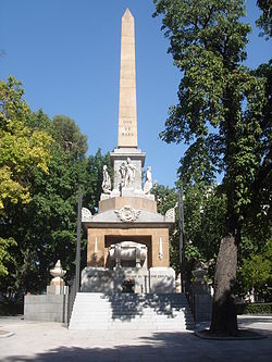 Obelisco Dos de mayo (Madrid) 03.jpg