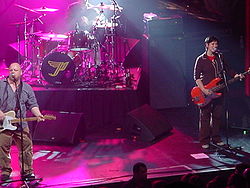 Pixies en concierto en Kansas City, 1 de octubre de 2004. De izquierda a derecha, Frank Black, Dave Lovering (atrás) y Kim Deal. Joey Santiago no aparece en la fotografía.