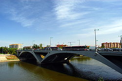 Puente de Santiago, Zaragoza.jpg