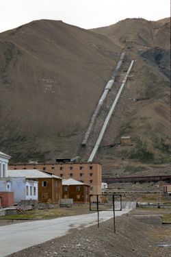 Pyramiden Svalbard 1.jpg