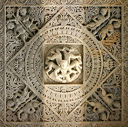 Detalle arquitectónico procedente del templo jaina de Ranakpur (Rajasthan, India).