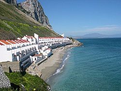Vista de Sandy Bay en el litoral Mediterraneo al este del Peñón de Gibraltar. Hacia el norte se ve la Costa del Sol Malagueña.