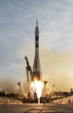 Cohete Sóyuz  TMA-5 en plataforma de lanzamiento.