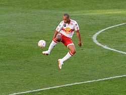 Thierry Henry control New York Red Bulls 2010.jpg