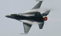 Un F-16 realizando una maniobra ascendente de una fuerza G elevada y que provoca la formación de vapor de agua sobre las extensiones del borde de ataque.