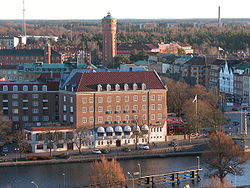 El Río Göta y la Torre del Agua Trollhättan en el centro de la ciudad