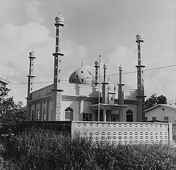 Tropenmuseum Royal Tropical Institute Objectnumber 20006987 Moskee van de Ahmadiyya beweging lang.jpg