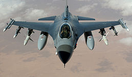 Un caza F-16 Fighting Falcon, dispone de 8 puntos de anclaje en las alas y 3 bajo el fuselaje.