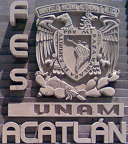 FES Acatlán - Escudo en relieve.jpg