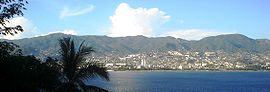 Anfiteatro montañoso que rodea a la bahía de Santa Lucía en Acapulco.