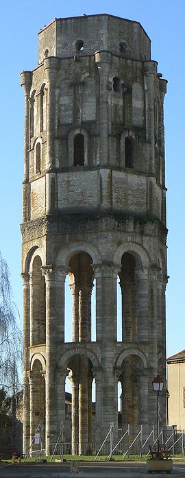 Charroux-La tour Charlemagne.jpg