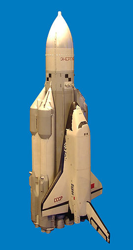 El cohete Energia adherido al transbordador Buran (modelo).