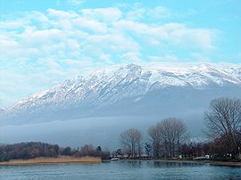 Monte Galichica, desde el monasterio de S. Naum, con el lago Ohrid en primer plano.