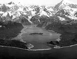 Vista aérea de la bahía (los daños causados por el tsunami de 1958 se ven en las áreas descoloridas despojadas de árboles)