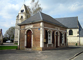 Quesnoy-sur-Airaines mairie et église 1.jpg