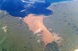 Vista aérea del Río de la Plata desde el sudeste: en el centro dcha., la bahía de Samborombón; abajo, dcha., el Gran Buenos Aires; arriba, izqda., Montevideo