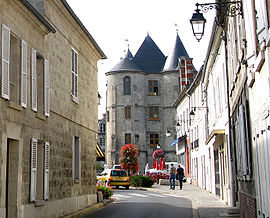 Vic-sur-Aisne rue de Fontenoy débouchant sur donjon 1a.jpg