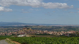 Vista de San Vicente de la Sonsierra, desde la carretera que sube a Peciña.