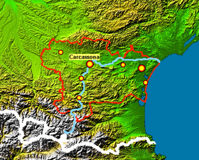 Mapa de satélite sobreimpreso que muestra el curso del Aude y las ciudades por las que discurre (toponimia en occitano). Las líneas rojas señala el departamento del Aude y las blancas las fronteras entre España, Francia y Andorra.