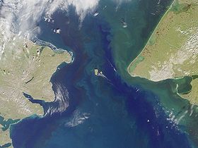 Foto de satélite del estrecho de Bering (mar de Chukchi al norte)