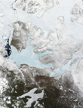 Imagen espectroradiométrica mostrando el estrecho de McClure (La isla de Banks, está en el centro  a la izquierda y la isla Victoria está a la  derecha. A la izquierda, en el  centro, el golfo de Amundsen, en azul brillante. En la parte inferior, el Gran Lago del Oso,  congelado, y la tundra que está empezando a perder su cubierta de nieve  invernal). ((junio 2002)