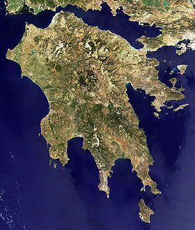El golfo de Corinto, y al oeste, el golfo de Patrás. Ambos separan el Peloponeso del resto de Grecia.