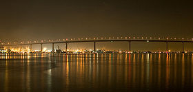 La bahía de San Diego y el puente de Coronado en la noche