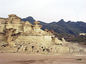 Vista de las erosiones en Bolnuevo y sierra de las Moreras.