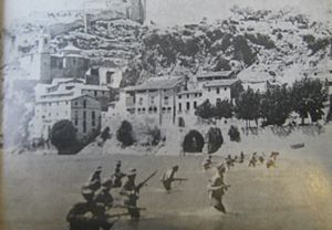 Brigada mixta republicana cruza el Ebro, en Miravet (julio 1938).jpg