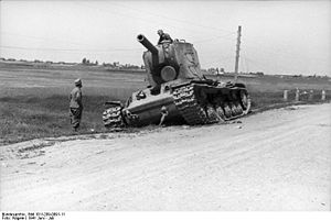 Bundesarchiv Bild 101I-209-0091-11, Russland-Nord, russischer Panzer KW-2.jpg
