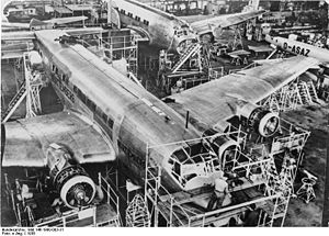 Bundesarchiv Bild 146-1980-003-31, Junkers-Werke Dessau, Montage JU 90.jpg