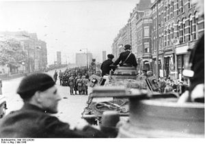 Bundesarchiv Bild 183-L04290, Rotterdam, Einmarsch motorisierter deutscher Truppen.jpg