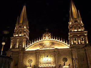 Iluminación nocturna en la catedral metropolitana