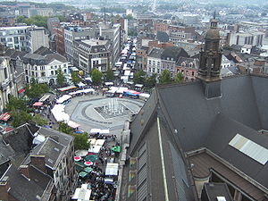 Vista de la plaza Carlos II desde el campanario en un día de mercado